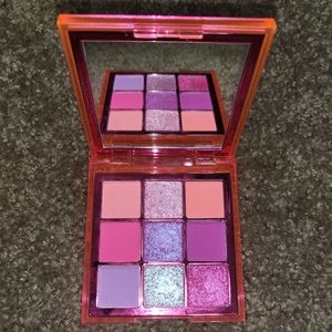 Huda Beauty Neon Pink palette
